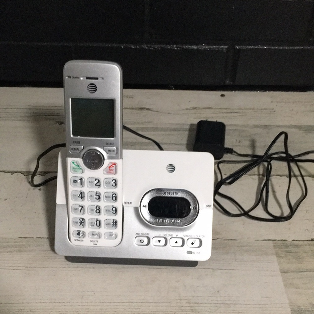 AT&T cordless phone with built-in answering machine